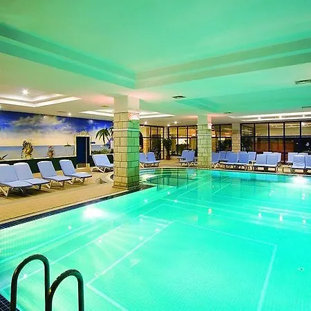 Queens Park Hotel Goeynuek